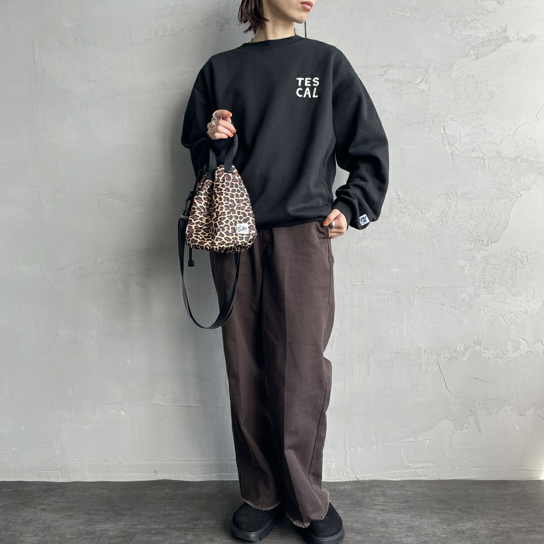 The Endless Summer [エンドレスサマー] 別注 TES CALIF MAP バック刺繍スウェット [C-24774504-JF] 01 BLACK &&モデル身長：158cm 着用サイズ：S&&