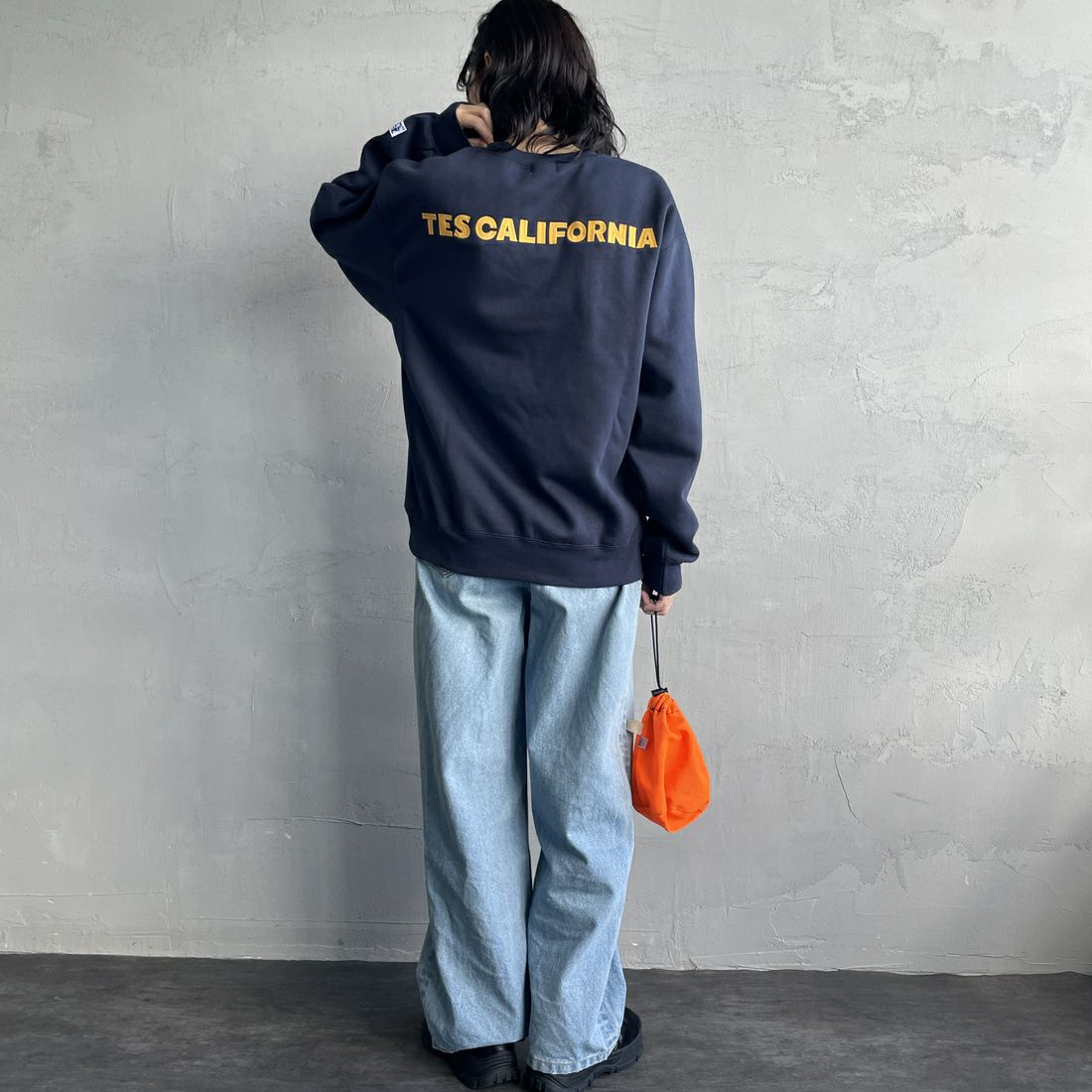 The Endless Summer [エンドレスサマー] 別注 TES CALバックロゴ刺繍スウェット [C-24774505-JF] 60 NAVY &&モデル身長：160cm 着用サイズ：S&&