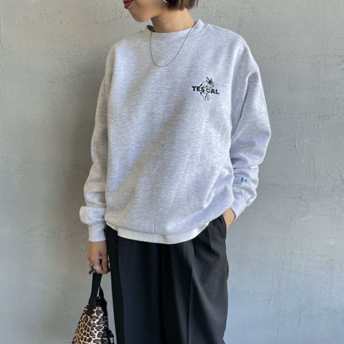 The Endless Summer [エンドレスサマー] 別注 TES CALバックロゴ刺繍スウェット [C-24774505-JF] 03 GRAY &&モデル身長：159cm 着用サイズ：S&&