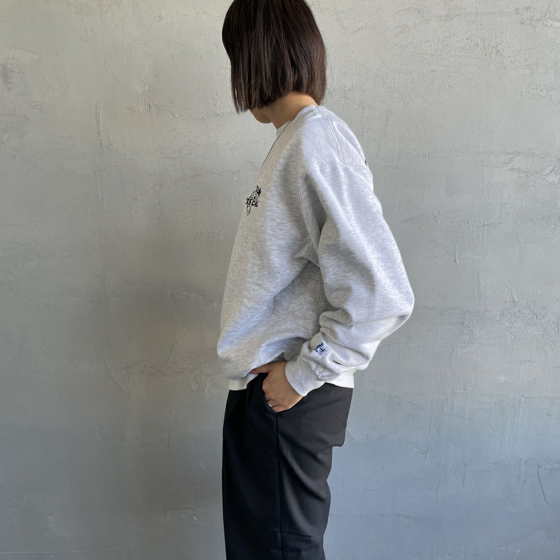 The Endless Summer [エンドレスサマー] 別注 TES CALバックロゴ刺繍スウェット [C-24774505-JF] 03 GRAY &&モデル身長：159cm 着用サイズ：S&&