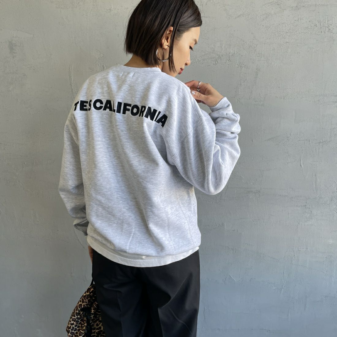 The Endless Summer [エンドレスサマー] 別注 TES CALバックロゴ刺繍スウェット [C-24774505-JF] 03 GRAY &&モデル身長：159cm 着用サイズ：S&&