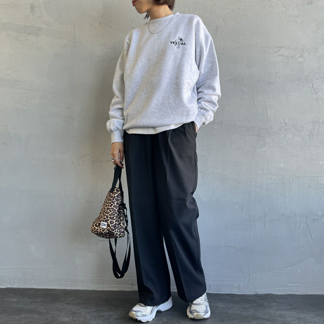 The Endless Summer [エンドレスサマー] 別注 TES CALバックロゴ刺繍スウェット [C-24774505-JF] 03 GRAY &&モデル身長：159cm 着用サイズ：S&&