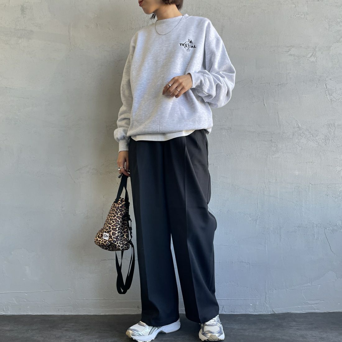 The Endless Summer [エンドレスサマー] 別注 TES CALバックロゴ刺繍スウェット [C-24774505-JF] 03 GRAY &&モデル身長：159cm 着用サイズ：S&&