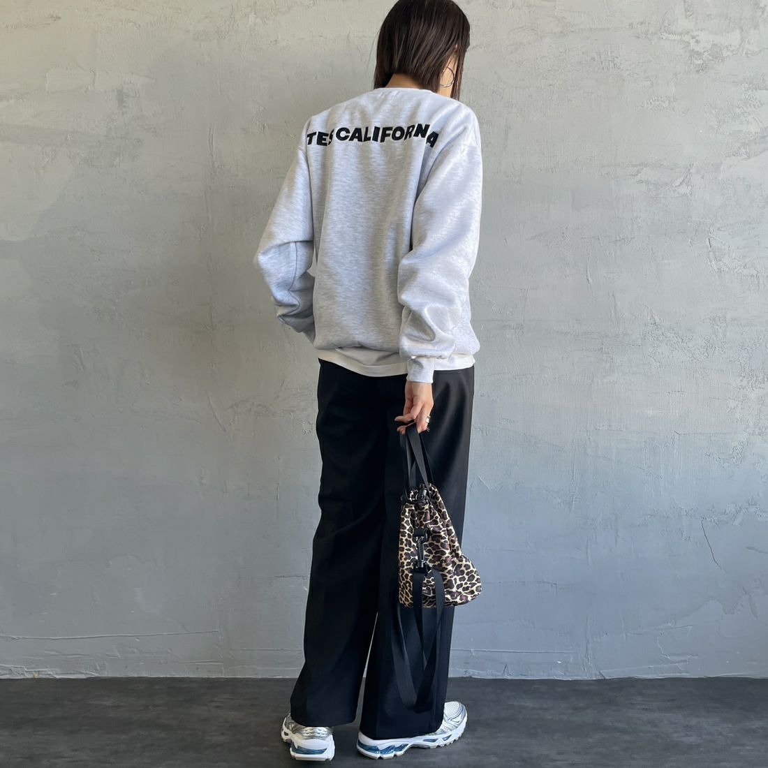 The Endless Summer [エンドレスサマー] 別注 TES CALバックロゴ刺繍スウェット [C-24774505-JF] 03 GRAY &&モデル身長：159cm 着用サイズ：S&&