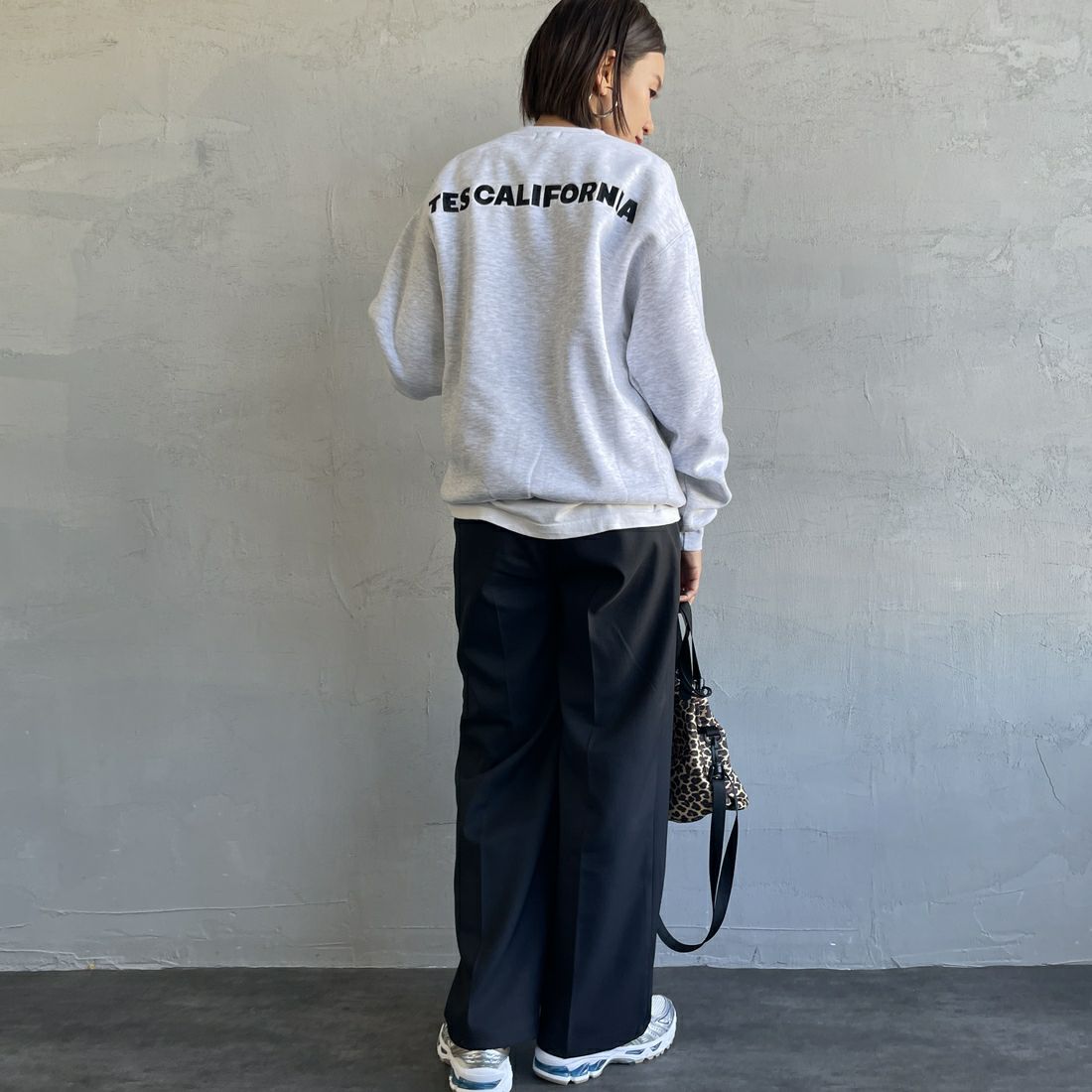 The Endless Summer [エンドレスサマー] 別注 TES CALバックロゴ刺繍スウェット [C-24774505-JF] 03 GRAY &&モデル身長：159cm 着用サイズ：S&&