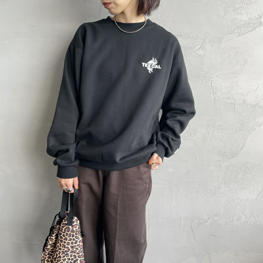 The Endless Summer [エンドレスサマー] 別注 TES CALバックロゴ刺繍スウェット [C-24774505-JF] 01 BLACK &&モデル身長：159cm 着用サイズ：S&&