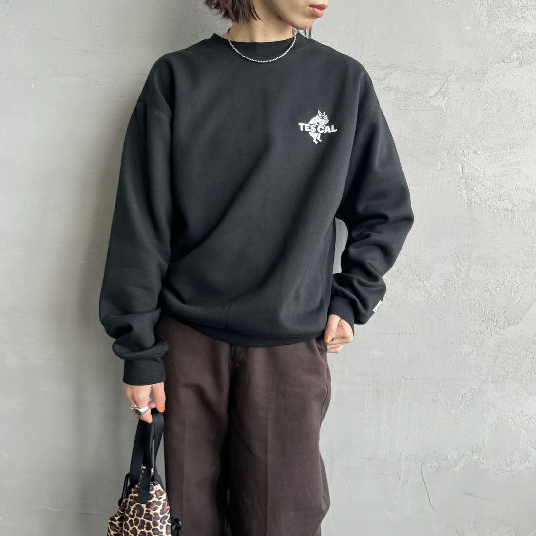 The Endless Summer [エンドレスサマー] 別注 TES CALバックロゴ刺繍スウェット [C-24774505-JF] 01 BLACK &&モデル身長：159cm 着用サイズ：S&&