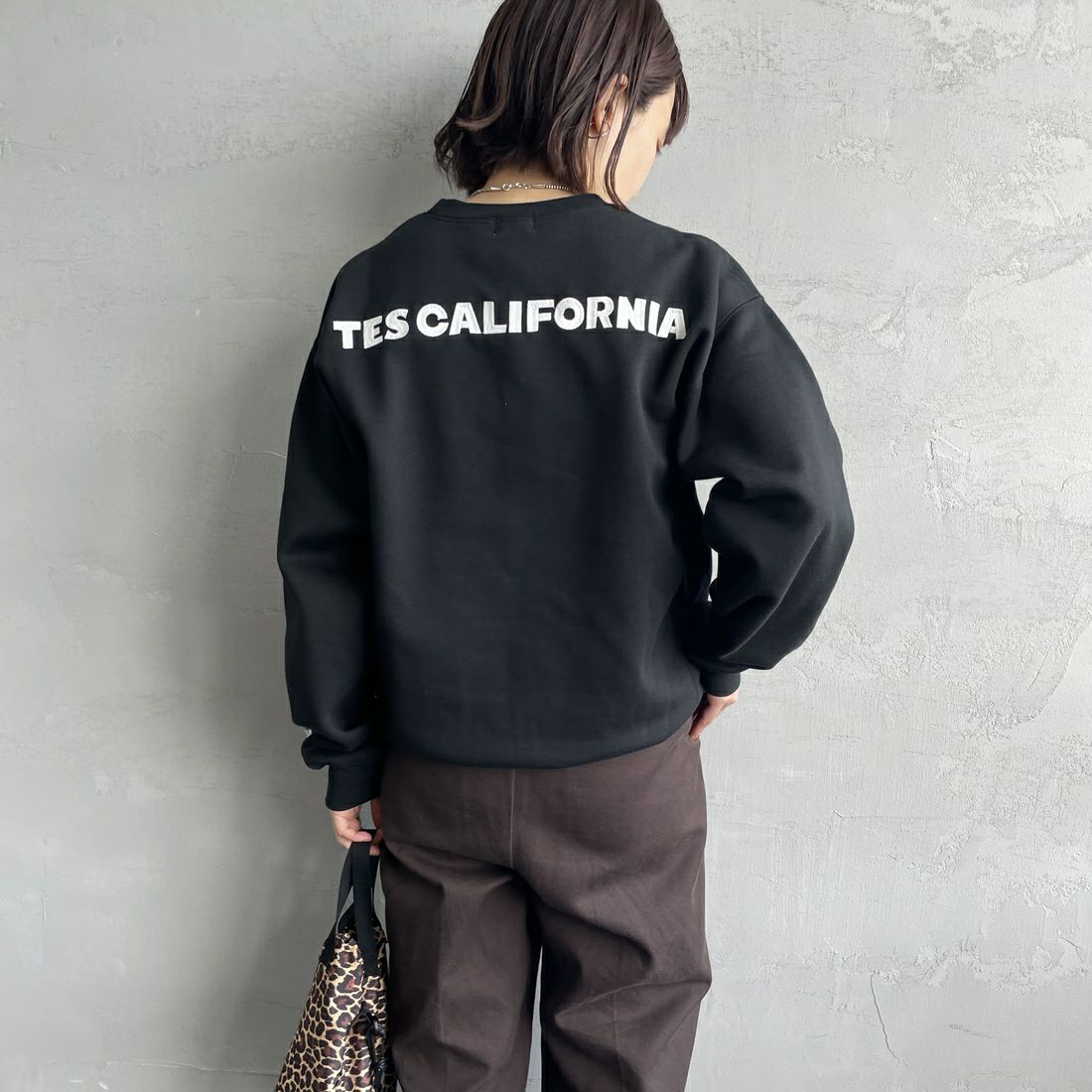 The Endless Summer [エンドレスサマー] 別注 TES CALバックロゴ刺繍スウェット [C-24774505-JF] 01 BLACK &&モデル身長：159cm 着用サイズ：S&&