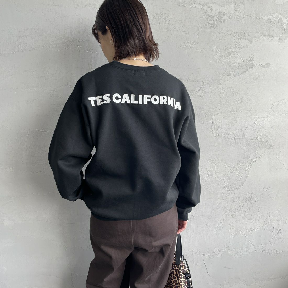 The Endless Summer [エンドレスサマー] 別注 TES CALバックロゴ刺繍スウェット [C-24774505-JF] 01 BLACK &&モデル身長：159cm 着用サイズ：S&&