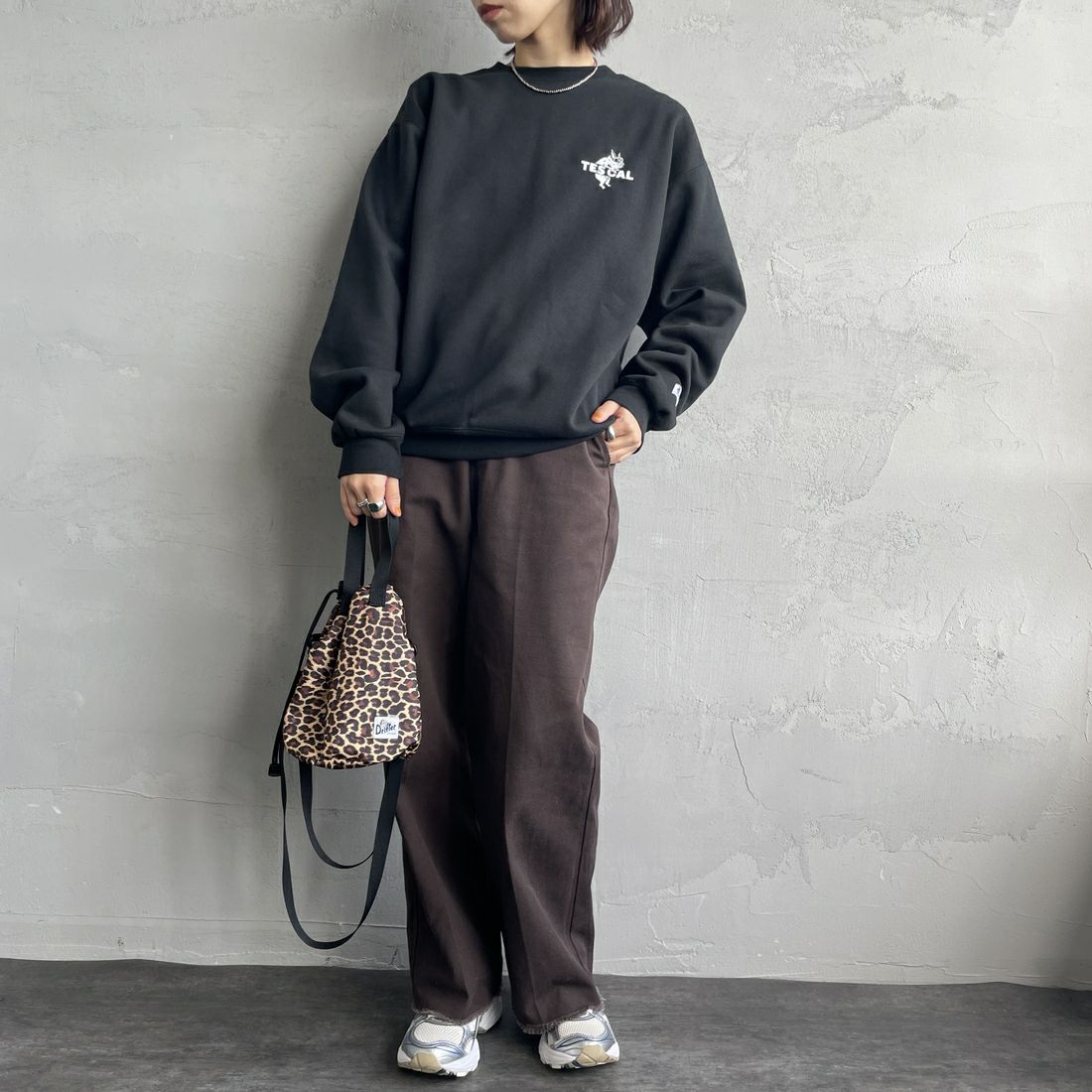 The Endless Summer [エンドレスサマー] 別注 TES CALバックロゴ刺繍スウェット [C-24774505-JF] 01 BLACK &&モデル身長：159cm 着用サイズ：S&&