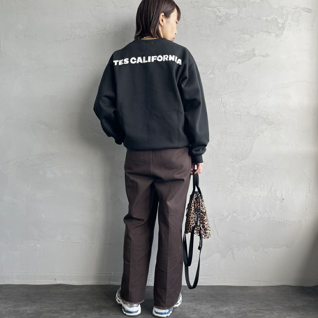 The Endless Summer [エンドレスサマー] 別注 TES CALバックロゴ刺繍スウェット [C-24774505-JF] 01 BLACK &&モデル身長：159cm 着用サイズ：S&&