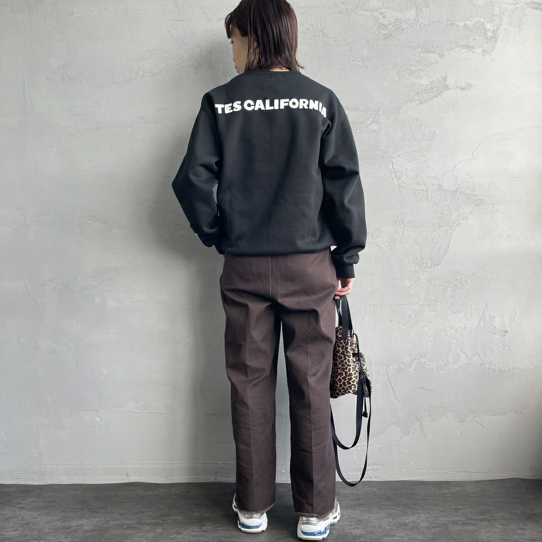 The Endless Summer [エンドレスサマー] 別注 TES CALバックロゴ刺繍スウェット [C-24774505-JF] 01 BLACK &&モデル身長：159cm 着用サイズ：S&&