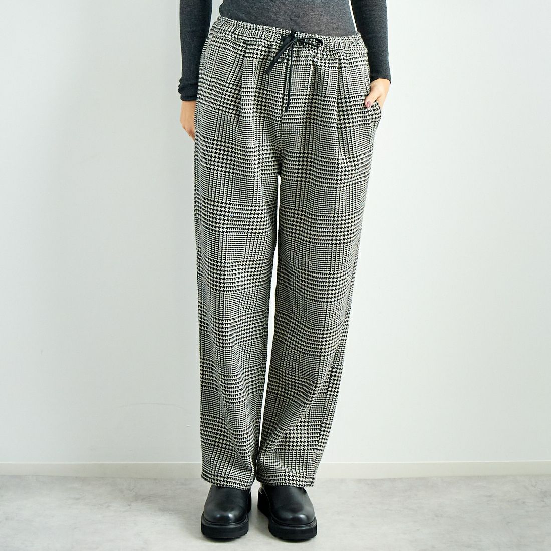 Noir Fabrik [ヌワールファブリック] カラーネップイージーパンツ [LFB800] 840 BLACK &&モデル身長：167cm 着用サイズ：F&&