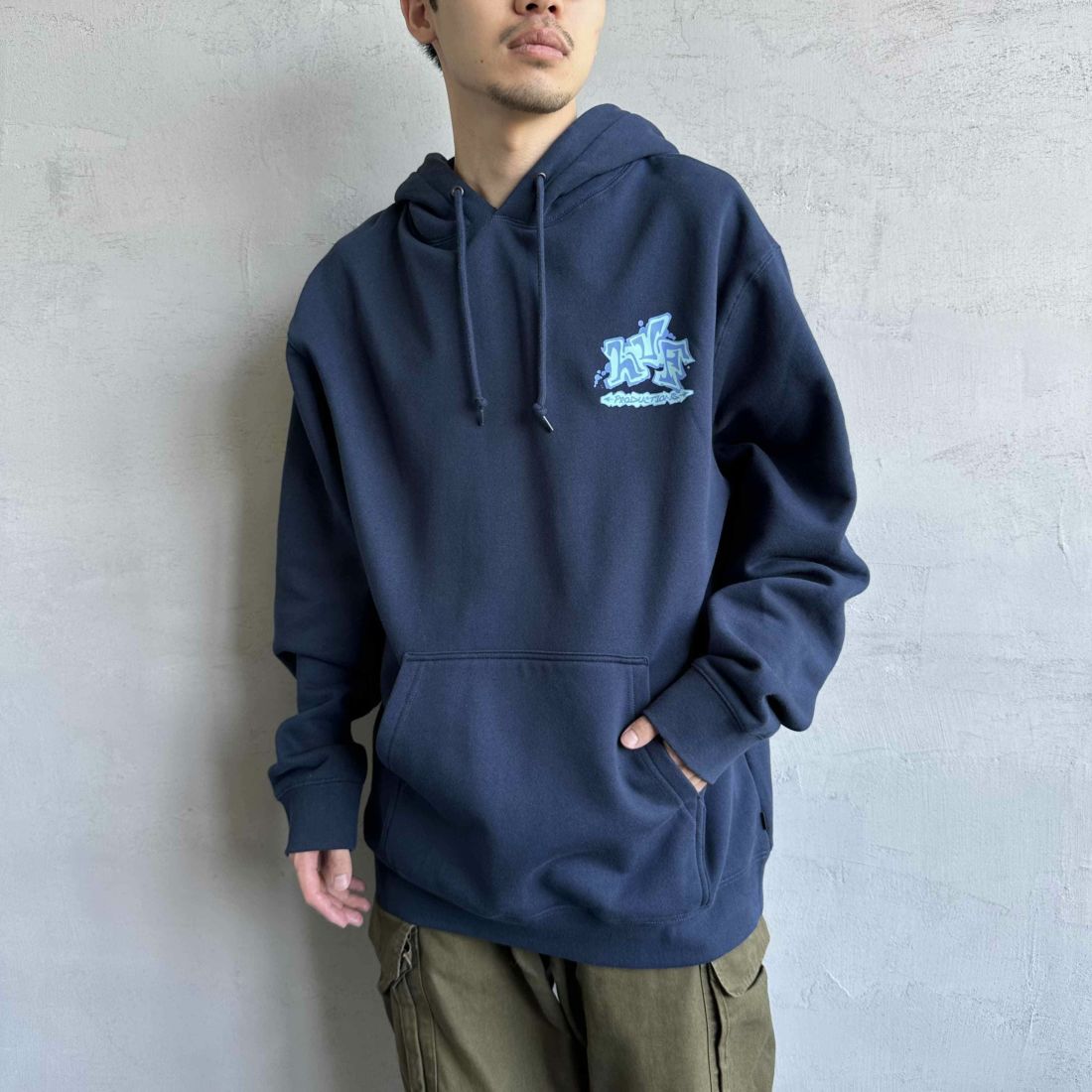 HUF [ハフ] PRODUCTIONS プルオーバーパーカー [PF00686] NIGHTSHADE &&モデル身長：168cm 着用サイズ：L&&
