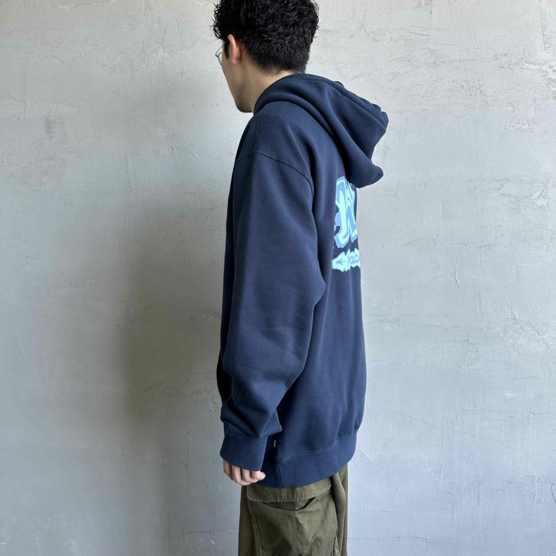 HUF [ハフ] PRODUCTIONS プルオーバーパーカー [PF00686] NIGHTSHADE &&モデル身長：168cm 着用サイズ：L&&