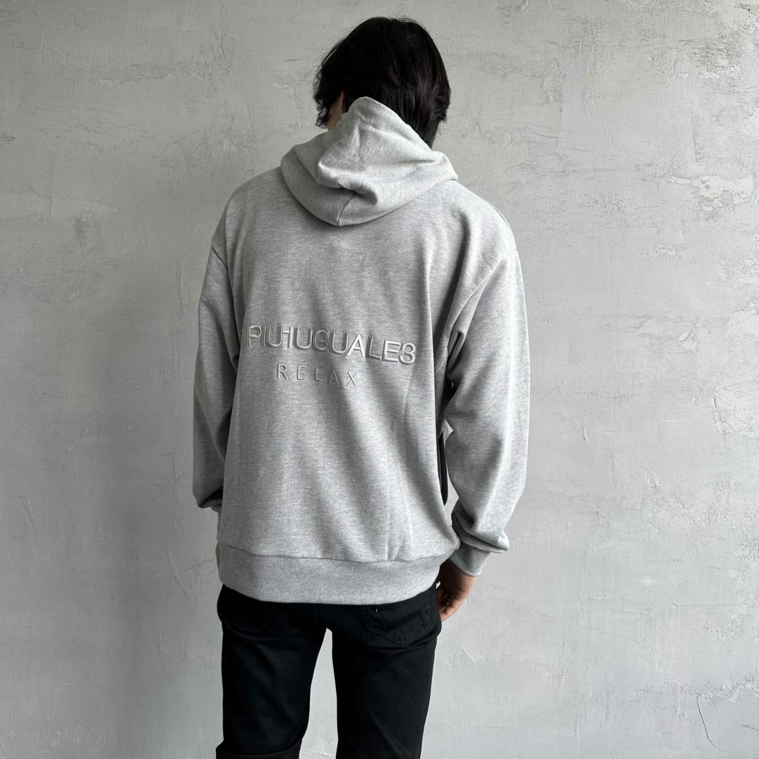 1PIU1UGUALE3 RELAX [ウノ ピゥ ウノ ウグァーレ トレ] 別注 バックロゴ刺繍 スウェットパーカー [USO-24121IN-JF] GRAY &&モデル身長：179cm 着用サイズ：L&&