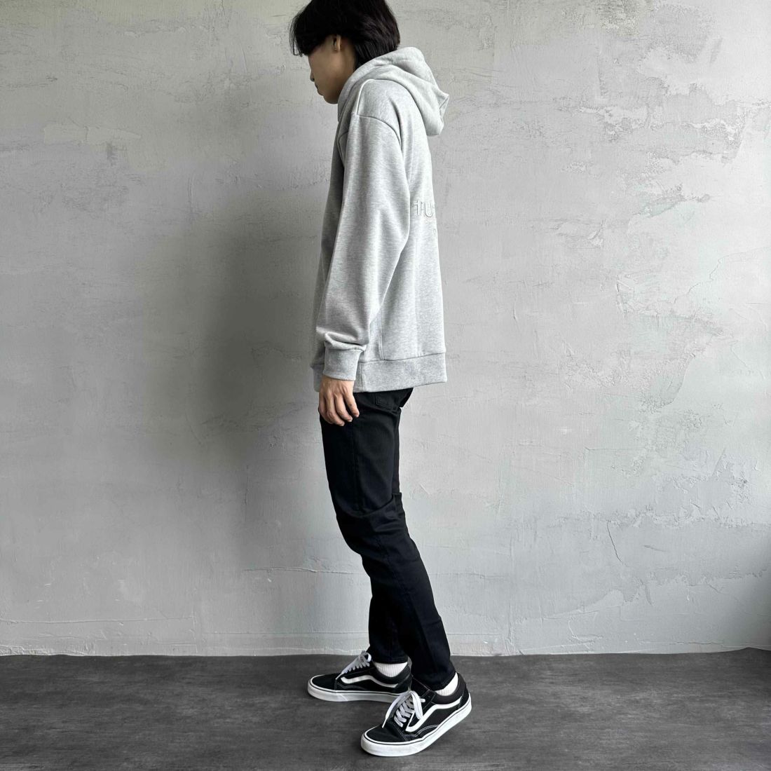 1PIU1UGUALE3 RELAX [ウノ ピゥ ウノ ウグァーレ トレ] 別注 バックロゴ刺繍 スウェットパーカー [USO-24121IN-JF] GRAY &&モデル身長：179cm 着用サイズ：L&&