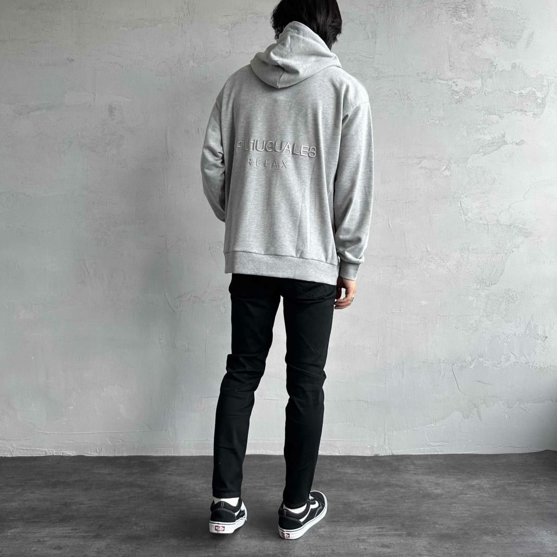 1PIU1UGUALE3 RELAX [ウノ ピゥ ウノ ウグァーレ トレ] 別注 バックロゴ刺繍 スウェットパーカー [USO-24121IN-JF] GRAY &&モデル身長：179cm 着用サイズ：L&&