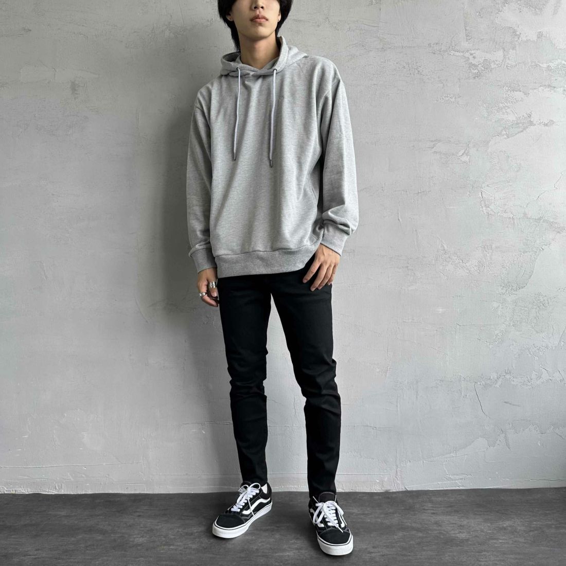 1PIU1UGUALE3 RELAX [ウノ ピゥ ウノ ウグァーレ トレ] 別注 バックロゴ刺繍 スウェットパーカー [USO-24121IN-JF] GRAY &&モデル身長：179cm 着用サイズ：L&&