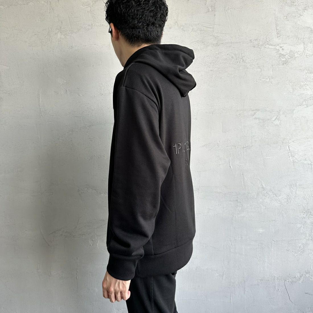 1PIU1UGUALE3 RELAX [ウノ ピゥ ウノ ウグァーレ トレ] 別注 バックロゴ刺繍 スウェットパーカー [USO-24121IN-JF] BLACK &&モデル身長：168cm 着用サイズ：M&&