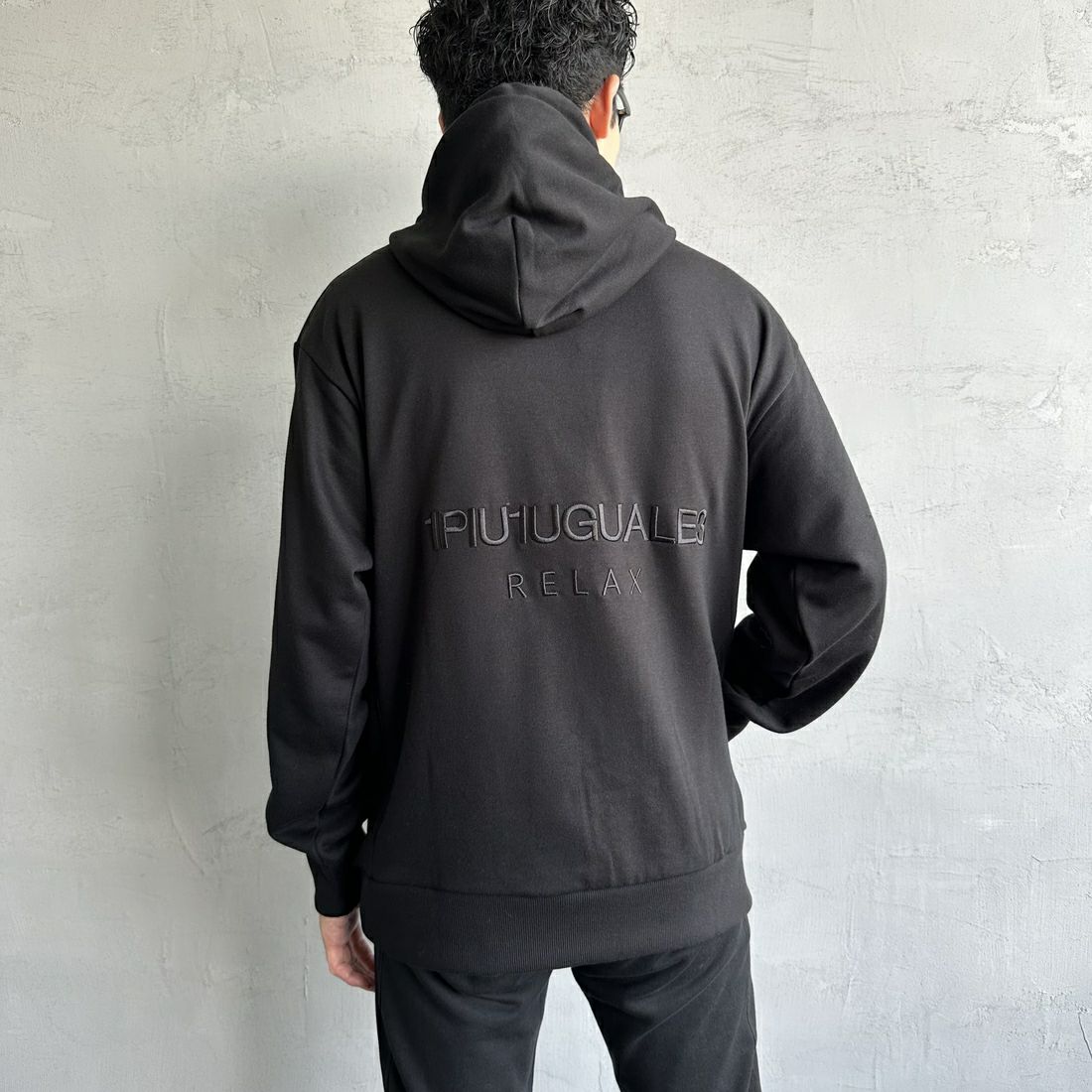 1PIU1UGUALE3 RELAX [ウノ ピゥ ウノ ウグァーレ トレ] 別注 バックロゴ刺繍 スウェットパーカー [USO-24121IN-JF] BLACK &&モデル身長：168cm 着用サイズ：M&&