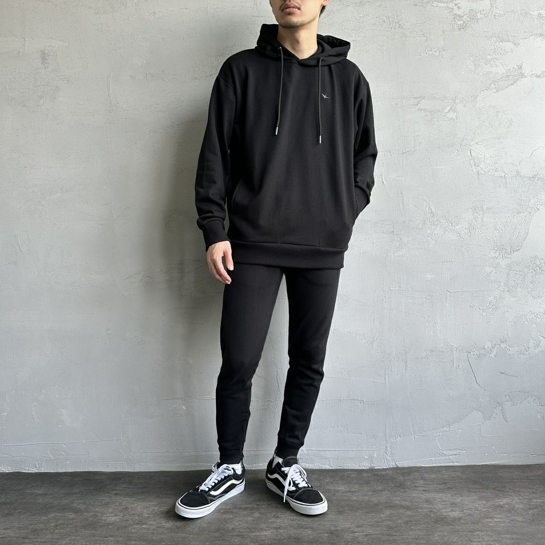 1PIU1UGUALE3 RELAX [ウノ ピゥ ウノ ウグァーレ トレ] 別注 バックロゴ刺繍 スウェットパーカー [USO-24121IN-JF] BLACK &&モデル身長：168cm 着用サイズ：M&&