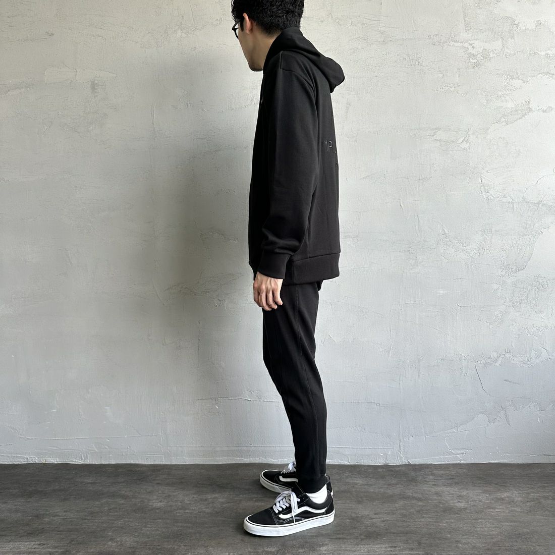 1PIU1UGUALE3 RELAX [ウノ ピゥ ウノ ウグァーレ トレ] 別注 バックロゴ刺繍 スウェットパーカー [USO-24121IN-JF] BLACK &&モデル身長：168cm 着用サイズ：M&&