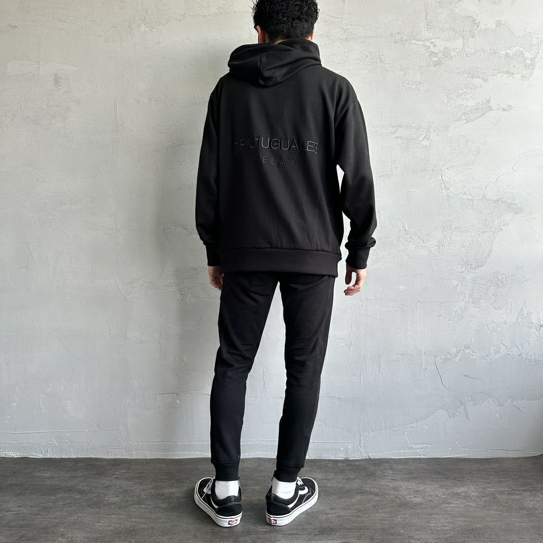 1PIU1UGUALE3 RELAX [ウノ ピゥ ウノ ウグァーレ トレ] 別注 バックロゴ刺繍 スウェットパーカー [USO-24121IN-JF] BLACK &&モデル身長：168cm 着用サイズ：M&&