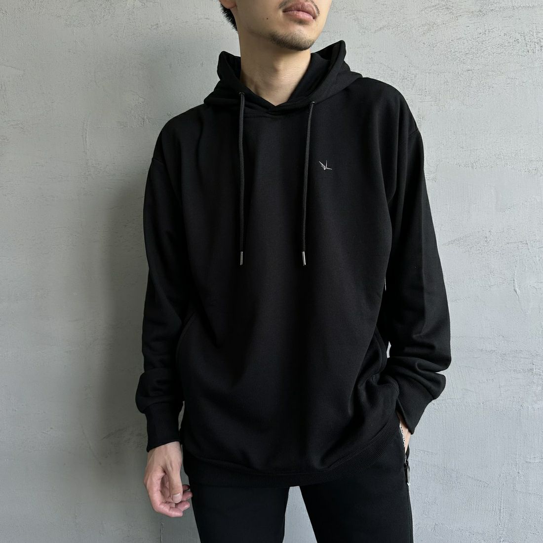 1PIU1UGUALE3 RELAX [ウノ ピゥ ウノ ウグァーレ トレ] 別注 バックロゴ刺繍 スウェットパーカー [USO-24121IN-JF] BLACK &&モデル身長：168cm 着用サイズ：L&&