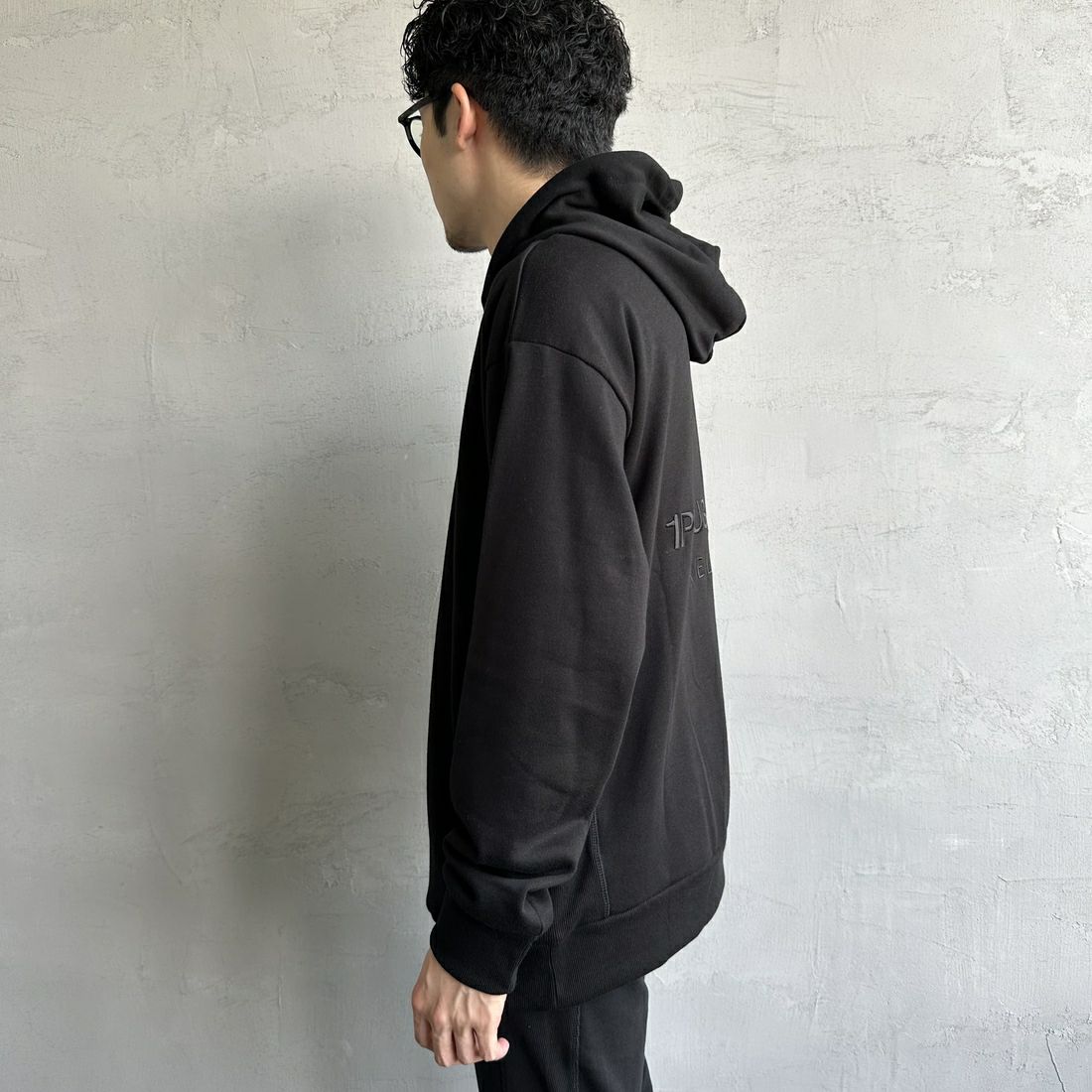 1PIU1UGUALE3 RELAX [ウノ ピゥ ウノ ウグァーレ トレ] 別注 バックロゴ刺繍 スウェットパーカー [USO-24121IN-JF] BLACK &&モデル身長：168cm 着用サイズ：L&&