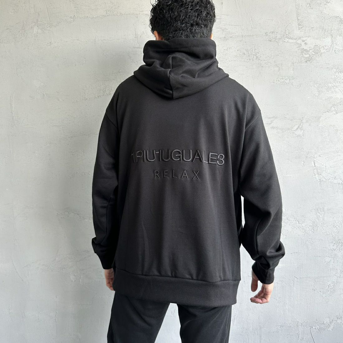 1PIU1UGUALE3 RELAX [ウノ ピゥ ウノ ウグァーレ トレ] 別注 バックロゴ刺繍 スウェットパーカー [USO-24121IN-JF] BLACK &&モデル身長：168cm 着用サイズ：L&&