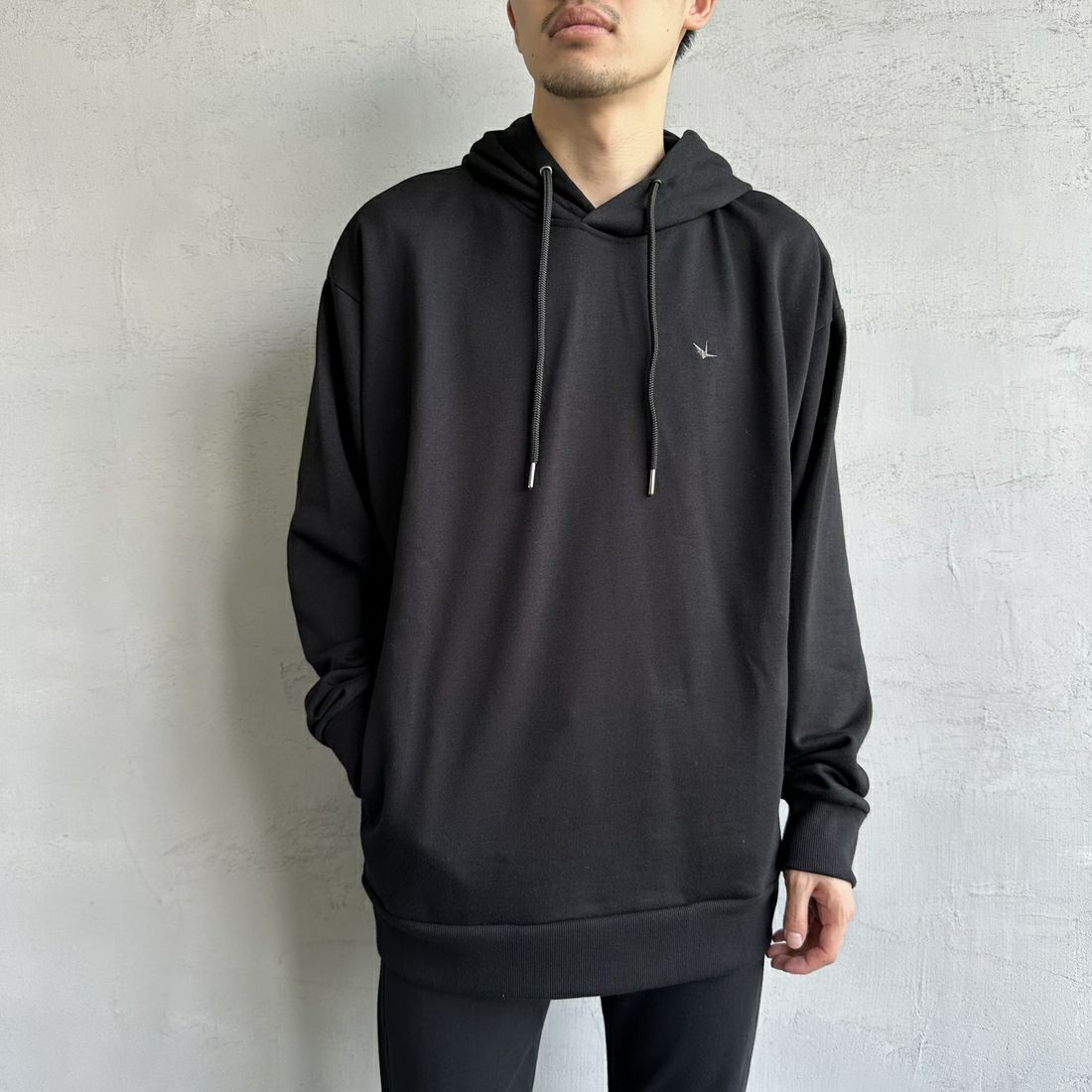 1PIU1UGUALE3 RELAX [ウノ ピゥ ウノ ウグァーレ トレ] 別注 バックロゴ刺繍 スウェットパーカー [USO-24121IN-JF] BLACK &&モデル身長：168cm 着用サイズ：XL&&