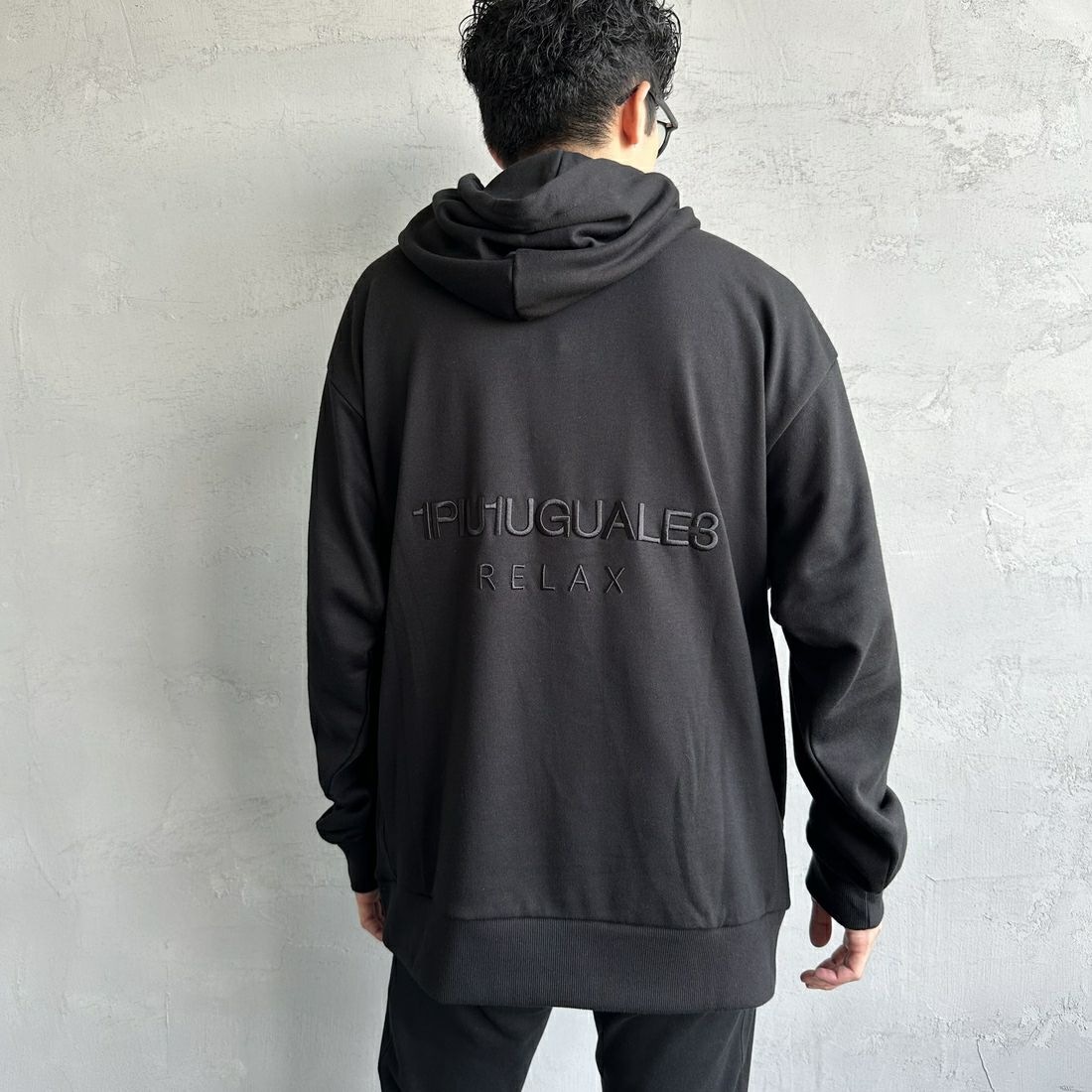1PIU1UGUALE3 RELAX [ウノ ピゥ ウノ ウグァーレ トレ] 別注 バックロゴ刺繍 スウェットパーカー [USO-24121IN-JF] BLACK &&モデル身長：168cm 着用サイズ：XL&&