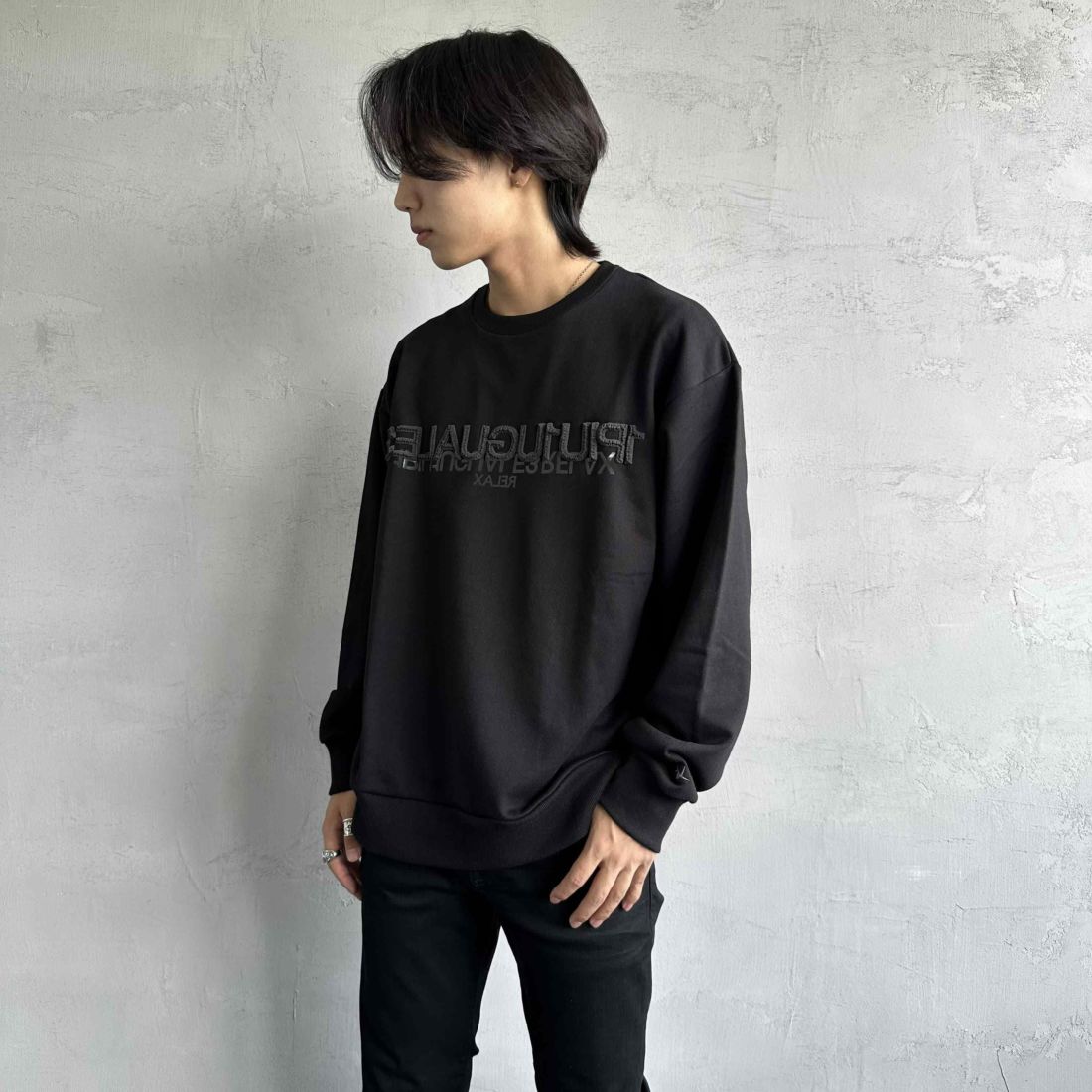 1PIU1UGUALE3 RELAX [ウノ ピゥ ウノ ウグァーレ トレ] 別注 発泡プリントロゴ クルーネックスウェット [USO-24120IN-JF] BLACK &&モデル身長：179cm 着用サイズ：XL&&