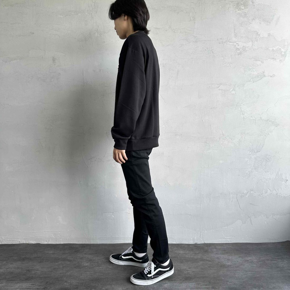 1PIU1UGUALE3 RELAX [ウノ ピゥ ウノ ウグァーレ トレ] 別注 発泡プリントロゴ クルーネックスウェット [USO-24120IN-JF] BLACK &&モデル身長：179cm 着用サイズ：XL&&