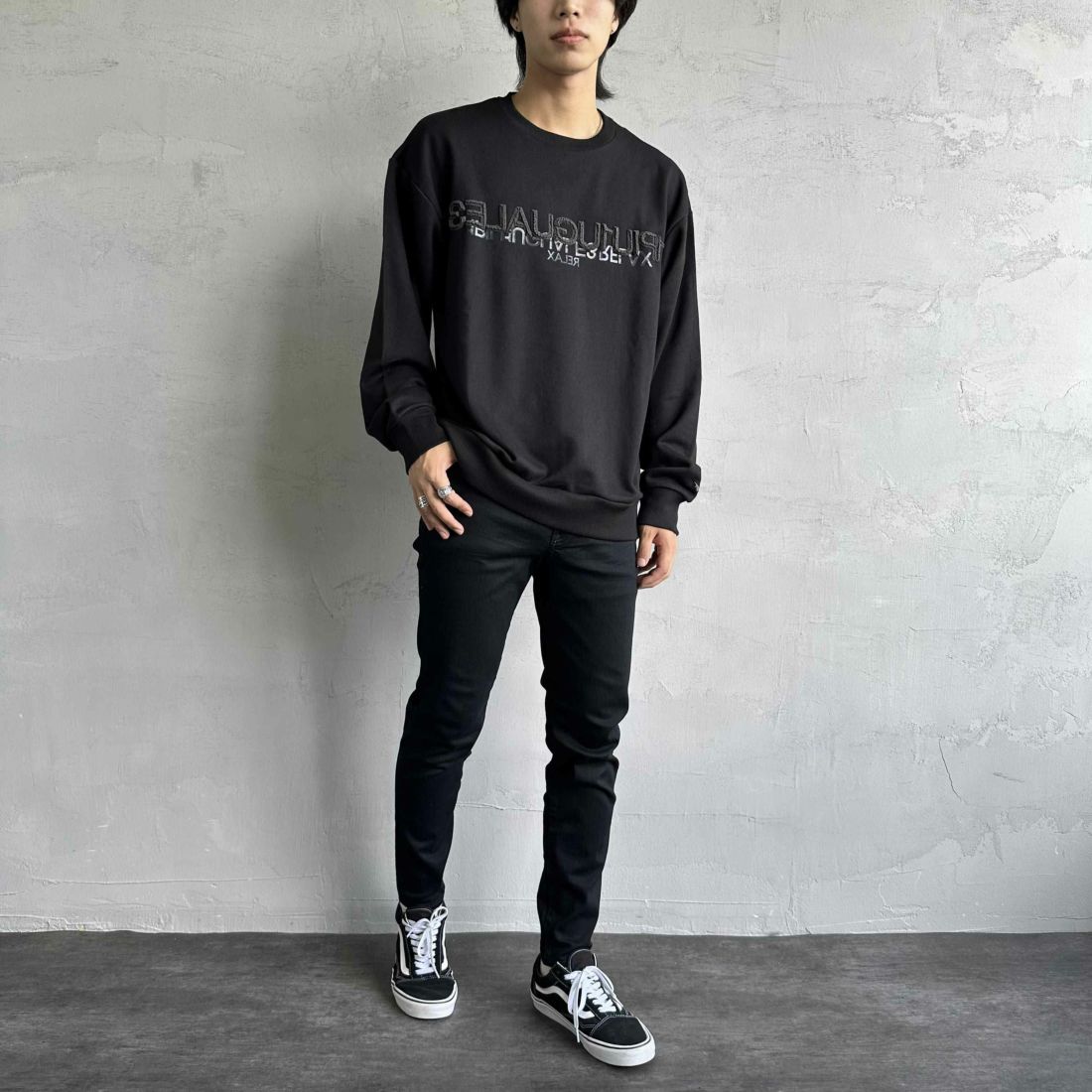 1PIU1UGUALE3 RELAX [ウノ ピゥ ウノ ウグァーレ トレ] 別注 発泡プリントロゴ クルーネックスウェット [USO-24120IN-JF] BLACK &&モデル身長：179cm 着用サイズ：XL&&