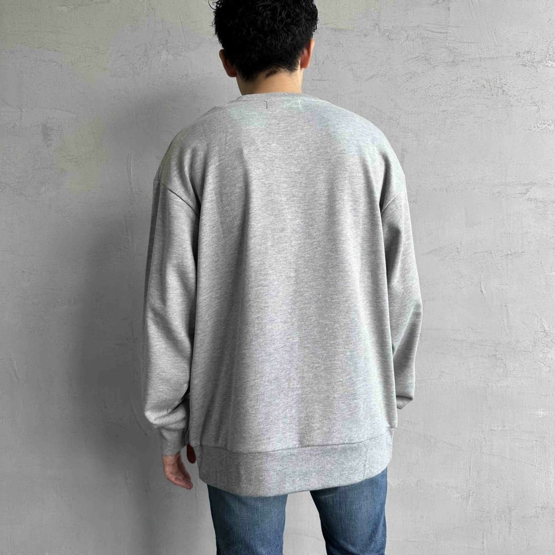 1PIU1UGUALE3 RELAX [ウノ ピゥ ウノ ウグァーレ トレ] 別注 発泡プリントロゴ クルーネックスウェット [USO-24120IN-JF] GRAY &&モデル身長：168cm 着用サイズ：L&&