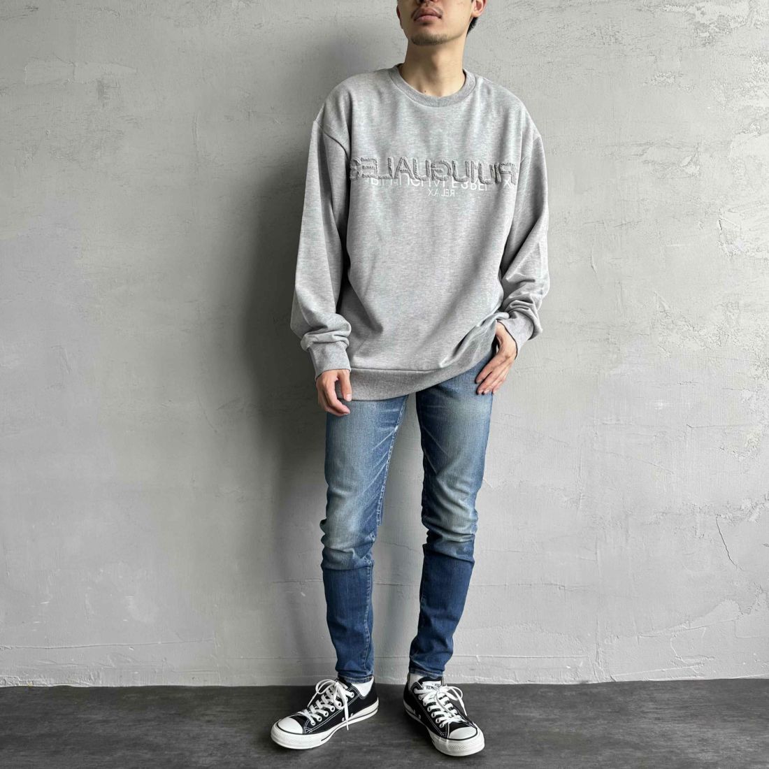 1PIU1UGUALE3 RELAX [ウノ ピゥ ウノ ウグァーレ トレ] 別注 発泡プリントロゴ クルーネックスウェット [USO-24120IN-JF] GRAY &&モデル身長：168cm 着用サイズ：L&&