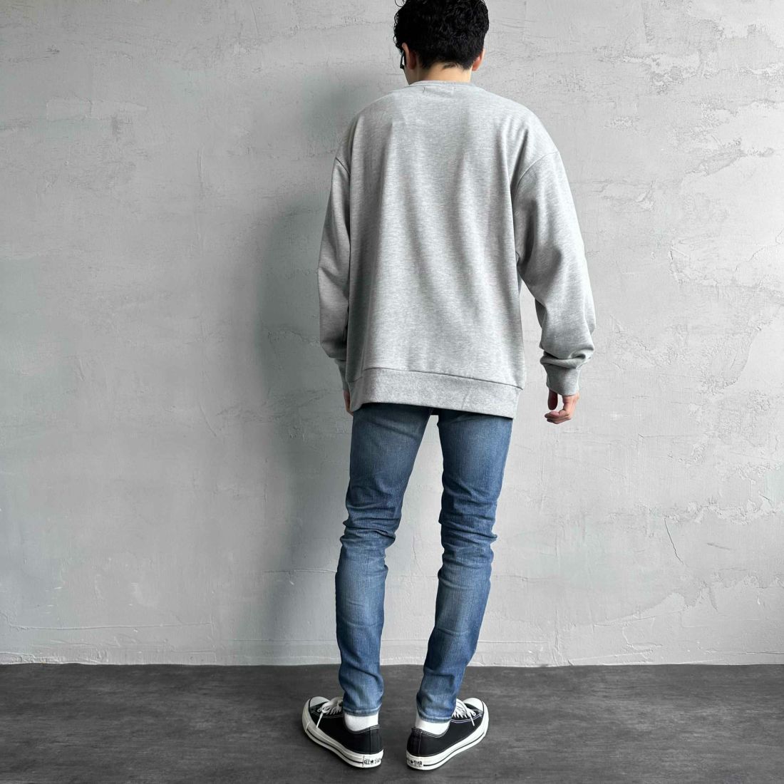 1PIU1UGUALE3 RELAX [ウノ ピゥ ウノ ウグァーレ トレ] 別注 発泡プリントロゴ クルーネックスウェット [USO-24120IN-JF] GRAY &&モデル身長：168cm 着用サイズ：L&&