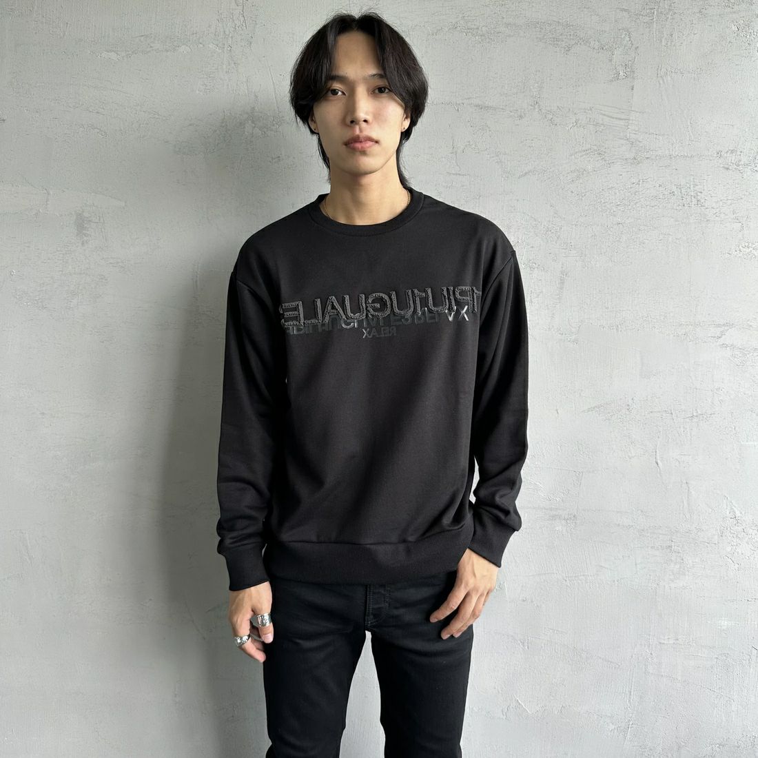 1PIU1UGUALE3 RELAX [ウノ ピゥ ウノ ウグァーレ トレ] 別注 発泡プリントロゴ クルーネックスウェット [USO-24120IN-JF] BLACK &&モデル身長：179cm 着用サイズ：M&&