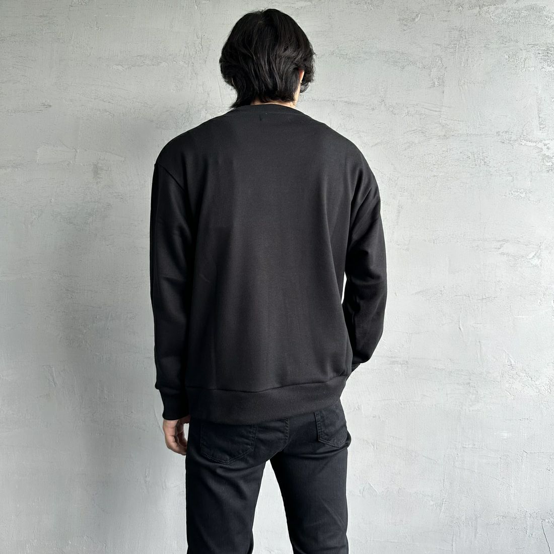 1PIU1UGUALE3 RELAX [ウノ ピゥ ウノ ウグァーレ トレ] 別注 発泡プリントロゴ クルーネックスウェット [USO-24120IN-JF] BLACK &&モデル身長：179cm 着用サイズ：M&&