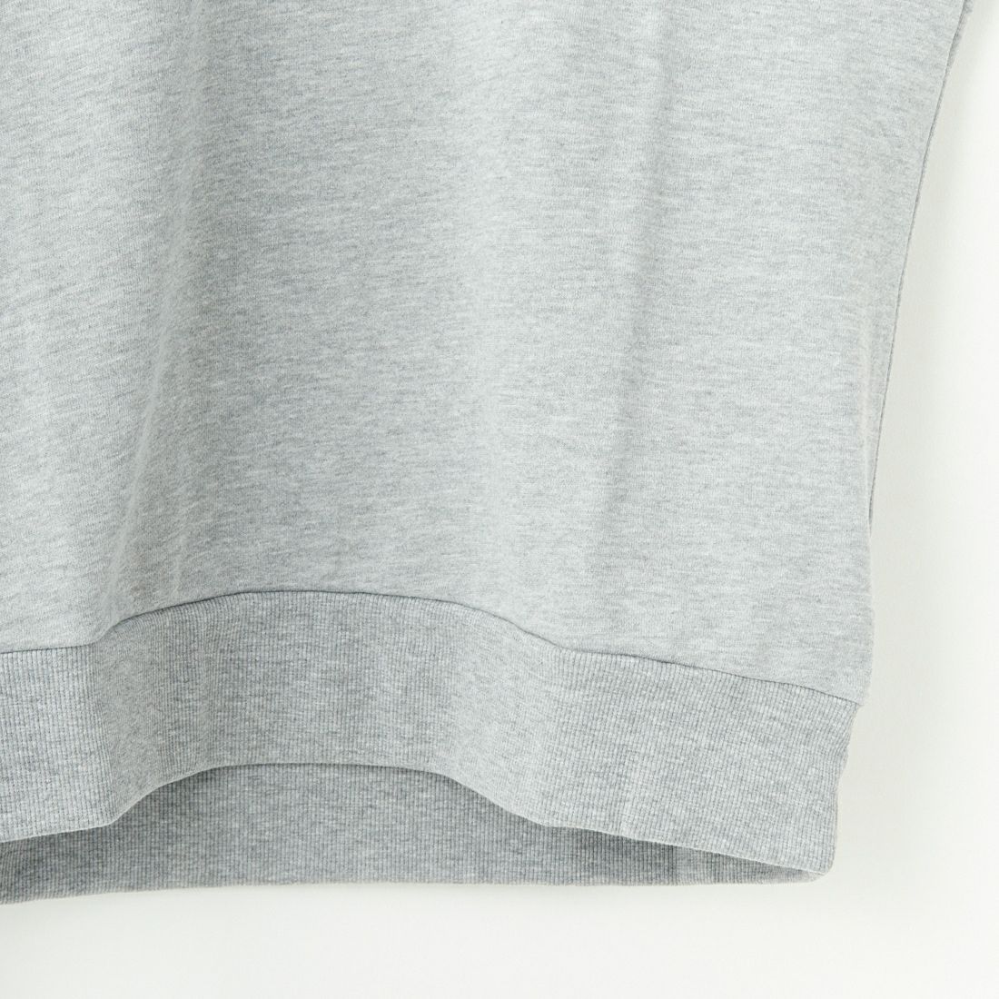 1PIU1UGUALE3 RELAX [ウノ ピゥ ウノ ウグァーレ トレ] 別注 発泡プリントロゴ クルーネックスウェット [USO-24120IN-JF] GRAY