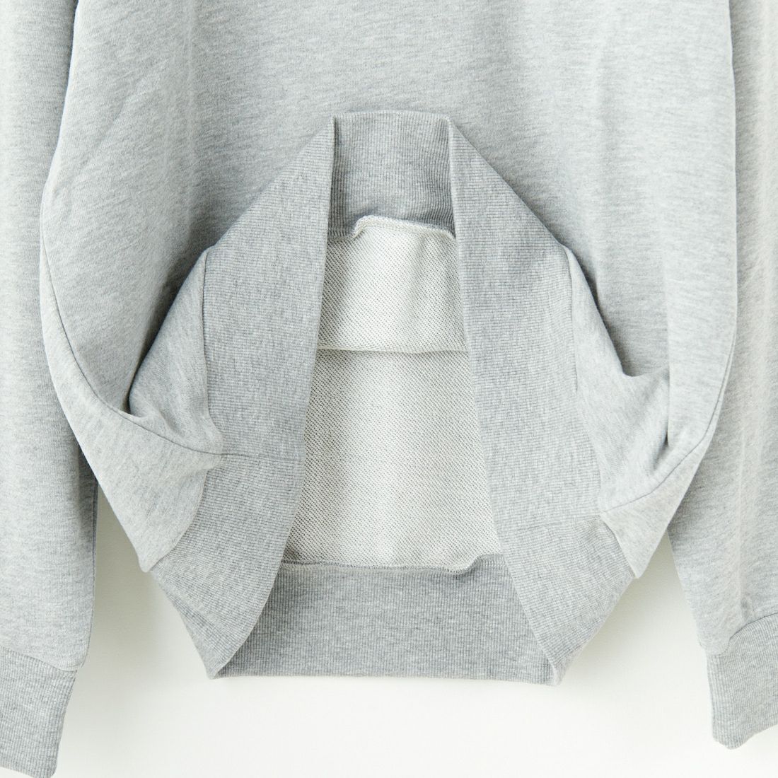 1PIU1UGUALE3 RELAX [ウノ ピゥ ウノ ウグァーレ トレ] 別注 発泡プリントロゴ クルーネックスウェット [USO-24120IN-JF] GRAY