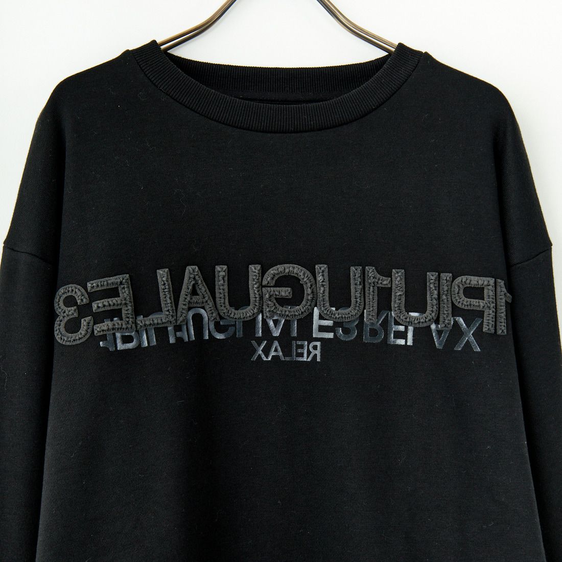 1PIU1UGUALE3 RELAX [ウノ ピゥ ウノ ウグァーレ トレ] 別注 発泡プリントロゴ クルーネックスウェット [USO-24120IN-JF] BLACK