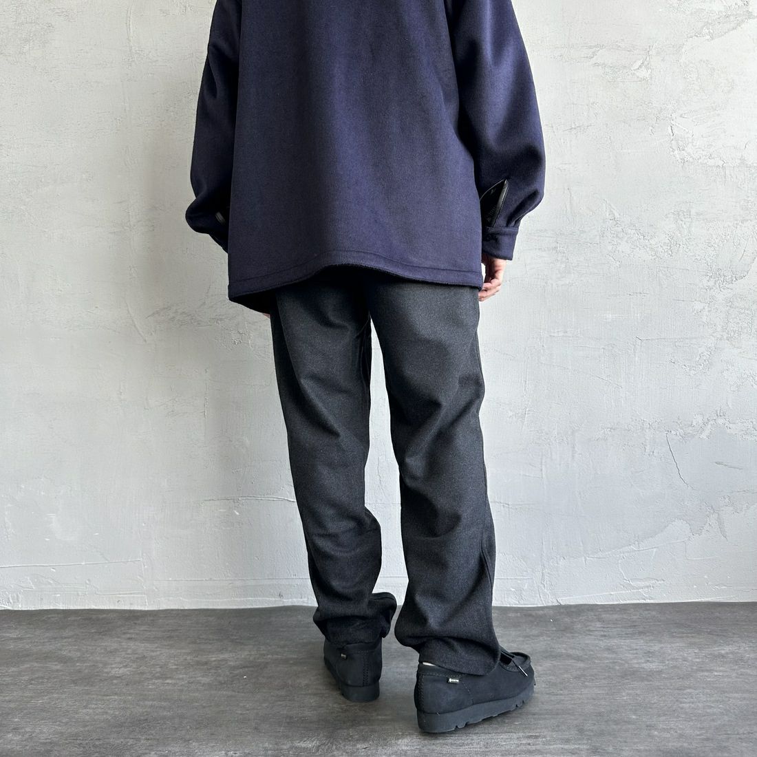 GRAMiCCi [グラミチ] ウールリラックスドプリーツドトラウザー [G4FM-P065] CHARCOAL W &&モデル身長：168cm 着用サイズ：M&&