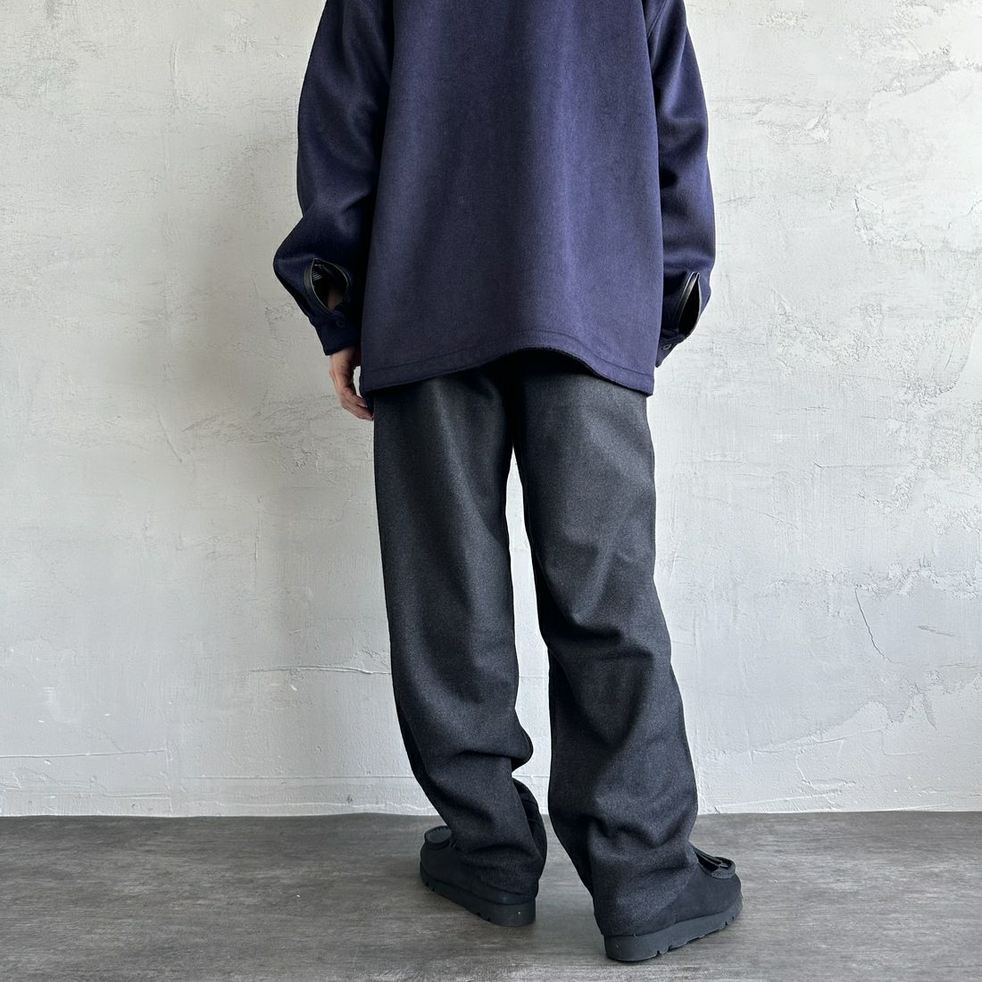 GRAMiCCi [グラミチ] ウールリラックスドプリーツドトラウザー [G4FM-P065] CHARCOAL W &&モデル身長：168cm 着用サイズ：L&&