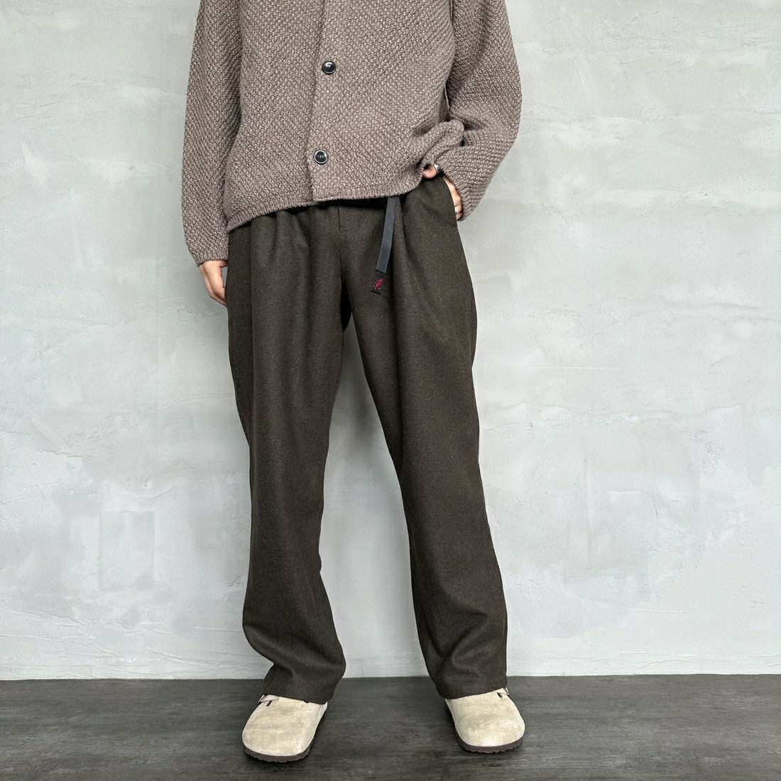 GRAMiCCi [グラミチ] ウールリラックスドプリーツドトラウザー [G4FM-P065] UMBER WOOL &&モデル身長：179cm 着用サイズ：L&&