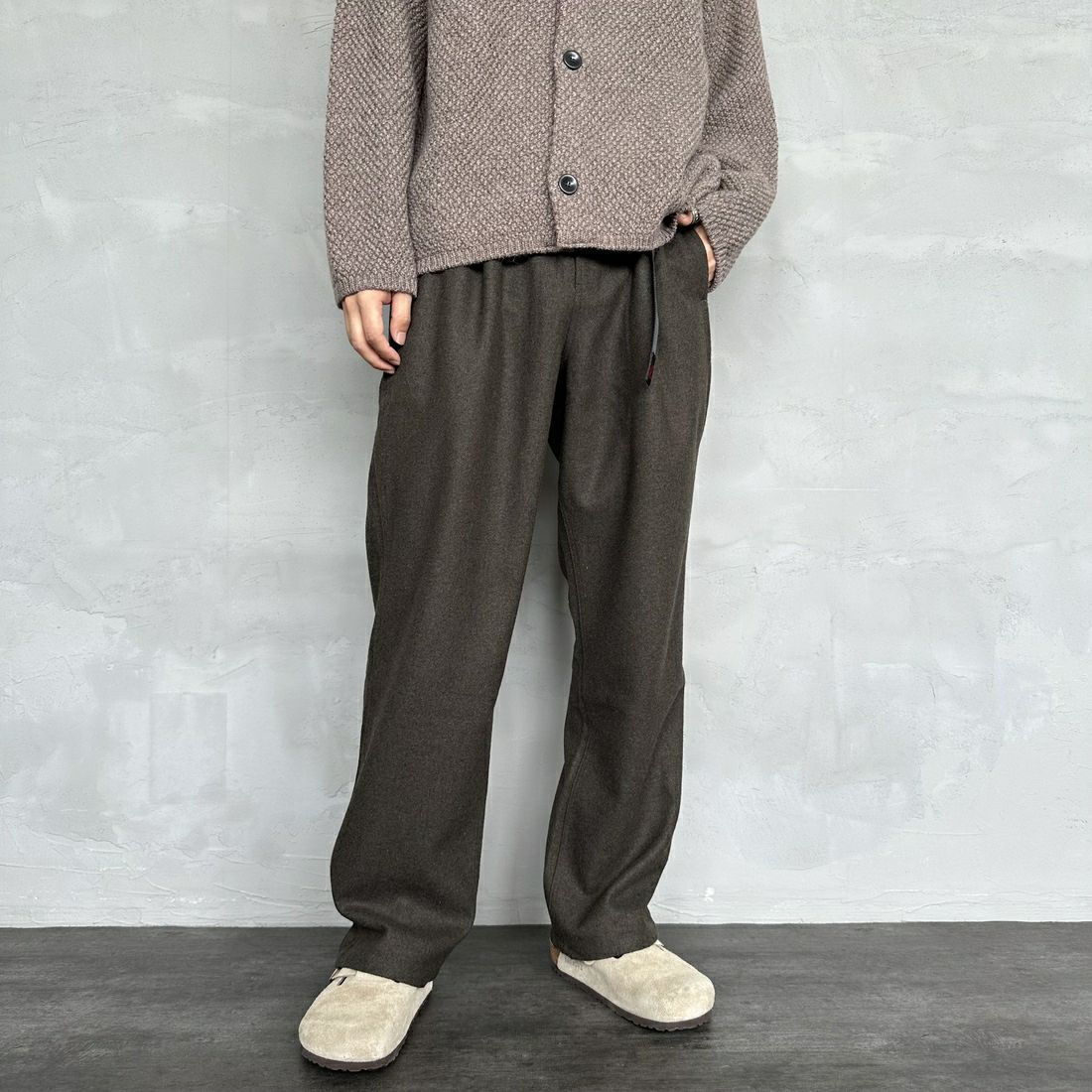 GRAMiCCi [グラミチ] ウールリラックスドプリーツドトラウザー [G4FM-P065] UMBER WOOL &&モデル身長：179cm 着用サイズ：L&&