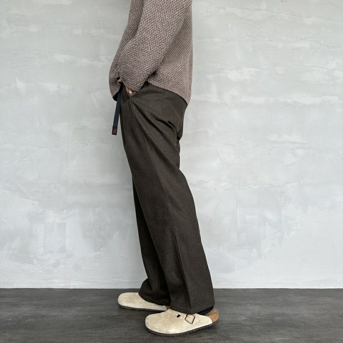 GRAMiCCi [グラミチ] ウールリラックスドプリーツドトラウザー [G4FM-P065] UMBER WOOL &&モデル身長：179cm 着用サイズ：L&&