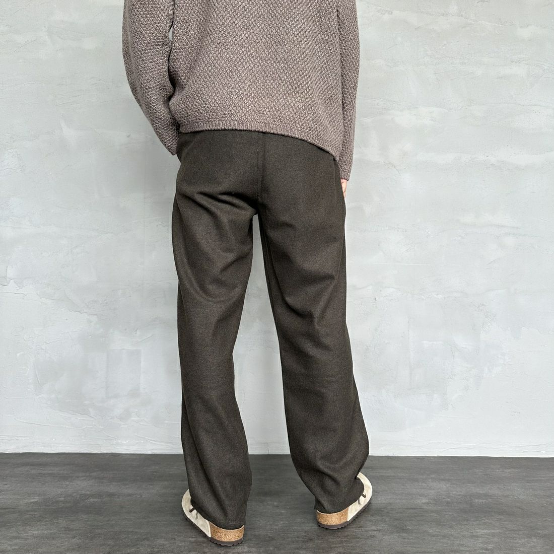 GRAMiCCi [グラミチ] ウールリラックスドプリーツドトラウザー [G4FM-P065] UMBER WOOL &&モデル身長：179cm 着用サイズ：L&&